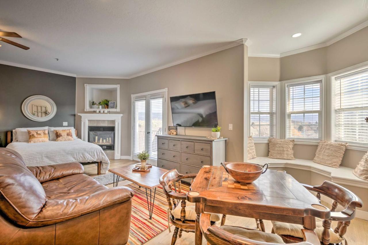 Large, Cozy Midway Studio With Mountain Views! Exterior photo