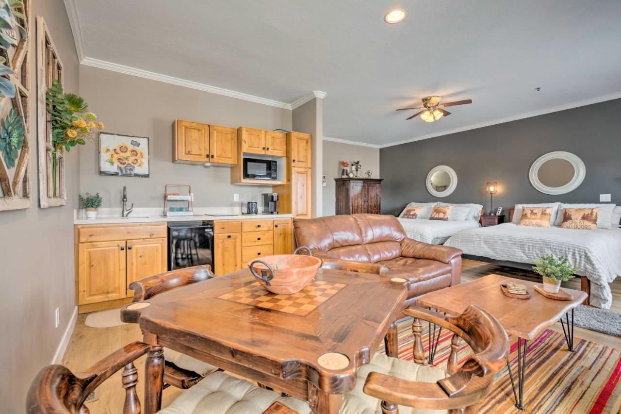 Large, Cozy Midway Studio With Mountain Views! Exterior photo