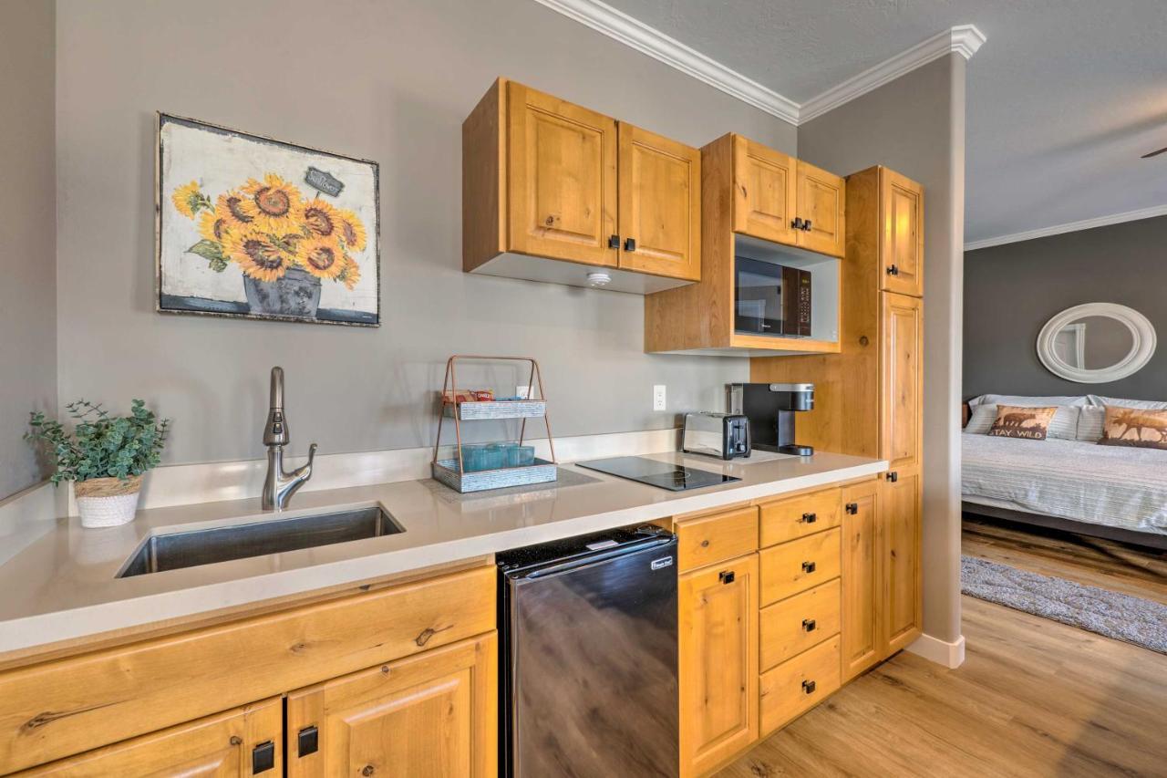 Large, Cozy Midway Studio With Mountain Views! Exterior photo
