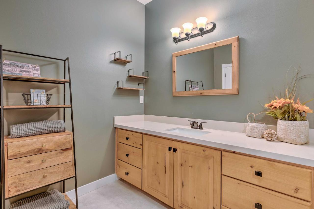 Large, Cozy Midway Studio With Mountain Views! Exterior photo